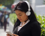 AUDÍFONOS BLUETOOTH MANOS LIBRES DE DIADEMA AJUSTABLE JANGLE A2432 BLANCO (Plástico ABS) - Imagen 2