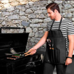 BBQ 011 N - SET DE BBQ TAROUDANT (NEGRO / ACERO INOXIDABLE Y MADERA CAUCHO UTENSILIOS / POLIESTER MANDIL) - Imagen 6