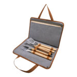 BBQ 018 G - SET DE BBQ MOLT (GRIS / ACERO INOXIDABLE Y MADERA CAUCHO UTENSILIOS / POLIESTER ESTUCHE) - Imagen 2