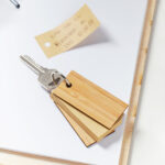 M 7474 BE - LLAVERO CON NOTAS LOURO (BEIGE / BAMBU / METAL) - Imagen 4