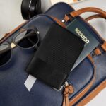 M 7995 N - PORTA PASAPORTE MAGGIORE (NEGRO / CURPIEL) - Imagen 4