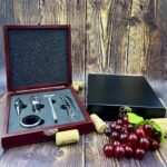 O 020 SET DE VINO PHARREL  (NEGRO / MADERA/METAL) - Imagen 3