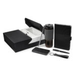 SET 023 N - SET ESTAMBUL (NEGRO / PAPEL ITALIANO PREMIUM CAJA / ACERO INOXIDABLE , CERAMICA, SILICON TERMO / CURPIEL LIBRETA / ACERO INOXIDABLE BOLIGRAFO / PLASTICO POWER BANK / CURPIEL, METAL LLAVERO)