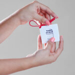 SLD 053 R - ESTUCHE CON PADS DE ALCOHOL ROJO (ROJO / PLASTICO /SILICON) - Imagen 3