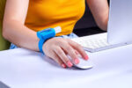 SLD 065 A - PULSERA CON GEL SANITIZANTE MILE AZUL (AZUL / PLASTICO / SILICON) - Imagen 2