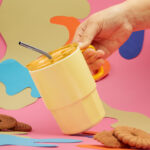 TAZ 067 Y - TAZA CORALINE AMARILLO (AMARILLO / CERAMICA / PLASTICO / ACERO INOXIDABLE) - Imagen 2